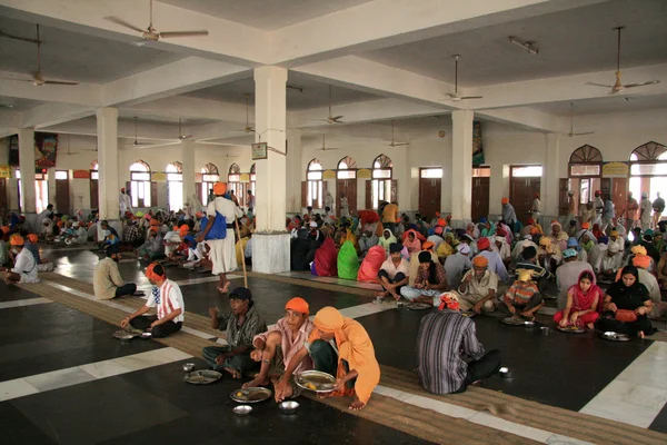 Indians Eating On Floor at Golden Temple — Stock Photo, Image