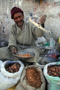 fındık ve meyve sepeti - leh, Hindistan