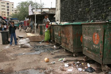 çöp kovaları - gecekondu bombaby, mumbai, Hindistan