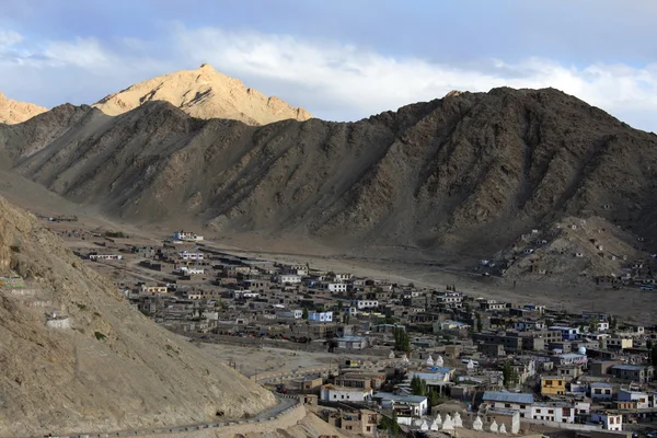 Blick über leh, ladakh von der Burg auf dem Hügel in Indien — Stockfoto