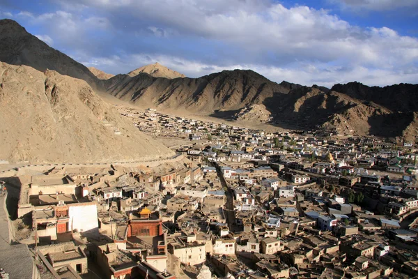Blick über leh, ladakh von der Burg auf dem Hügel in Indien — Stockfoto