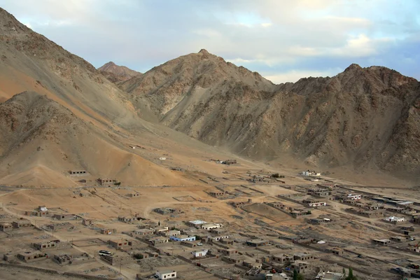 Pohled přes leh, Ladakhu z hradu na vrcholku kopce v Indii — Stock fotografie