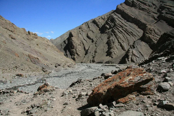 Vallei en de bergen - Himalaya, india — Stockfoto