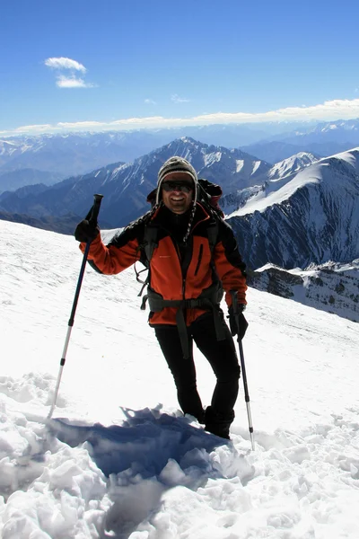 Альпініст - гірські сходження stok Ґурукул (, 6 150 м - 20, 080 метрів), Індія — стокове фото