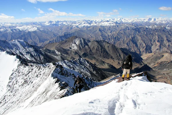 Альпініст - гірські сходження stok Ґурукул (, 6 150 м - 20, 080 метрів), Індія — стокове фото