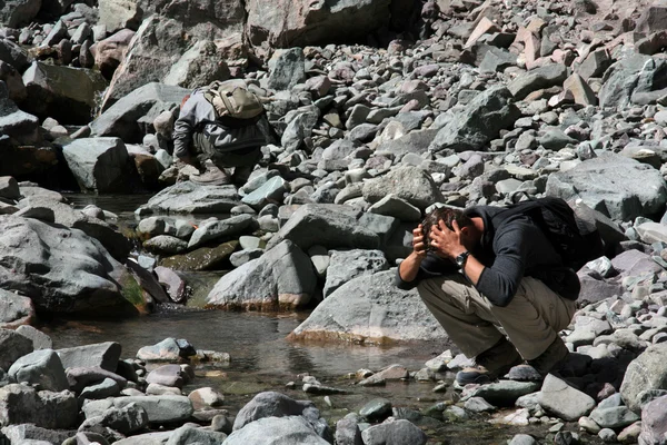 Hiker Refreshing Wash in Stream, India — Stock Photo, Image