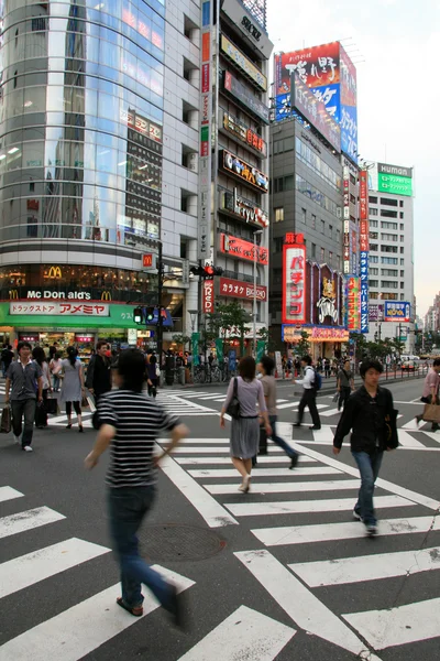 Cruce de cebra - Shinjuku, Tokio, Japón — Foto de Stock
