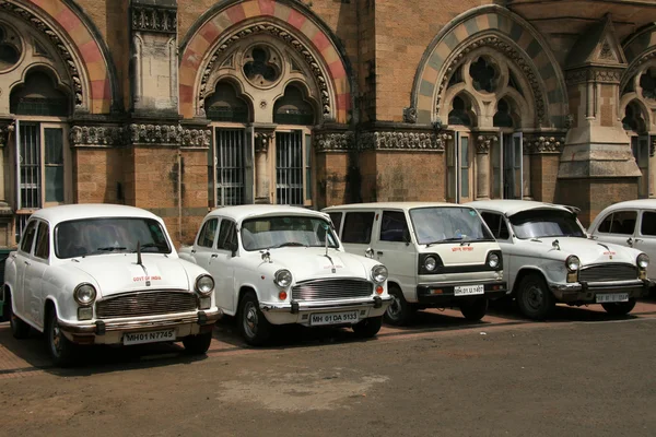 Autos - victoria terminus, mumbai, indien — Stockfoto