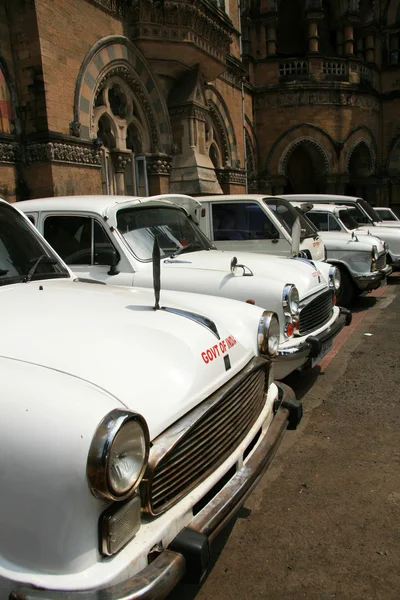 Autos - victoria terminus, mumbai, indien — Stockfoto