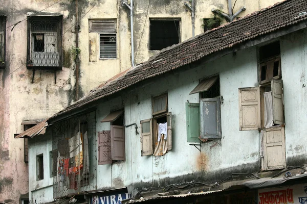 Трущобы в Bombaby, Мумбаи, Индия — стоковое фото