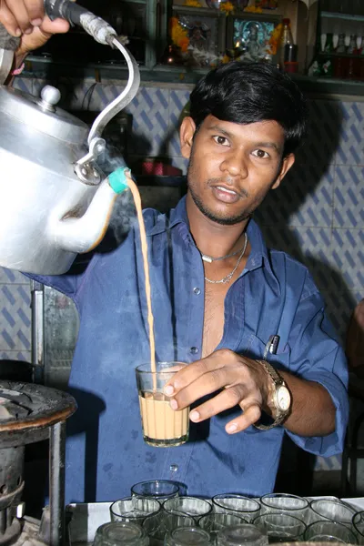 Traditionell indisk tea - slummen i bombaby, mumbai, Indien — Stockfoto