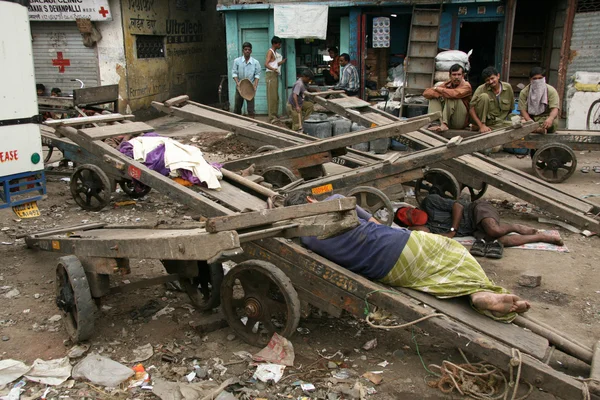 Human Cart - Трущобы в Bombaby, Мумбаи, Индия — стоковое фото