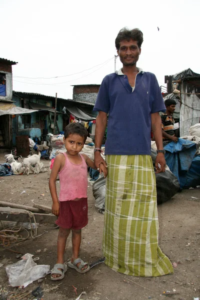 Schattige jongen - sloppenwijken in bombaby, mumbai, india — Stockfoto