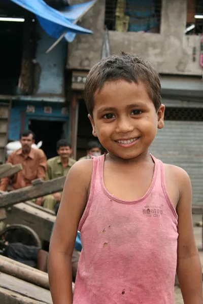 Garçon mignon - bidonvilles à Bombaby, Mumbai, Inde — Photo