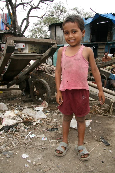 Aranyos fiú - nyomornegyedek, Bombaby, Mumbai, India — Stock Fotó