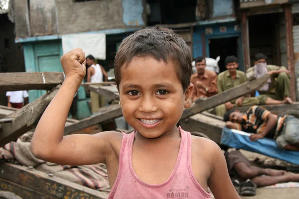 Schattige jongen - sloppenwijken in bombaby, mumbai, india — Stockfoto