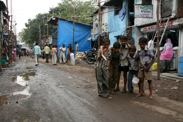 Utcai élet - nyomornegyedek, Bombaby, Mumbai, India — Stock Fotó