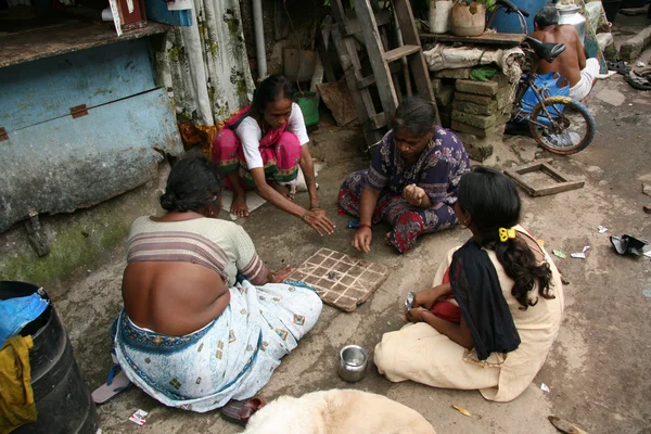 伝統的なゲーム - bombaby、ムンバイ、インドのスラム街 — ストック写真
