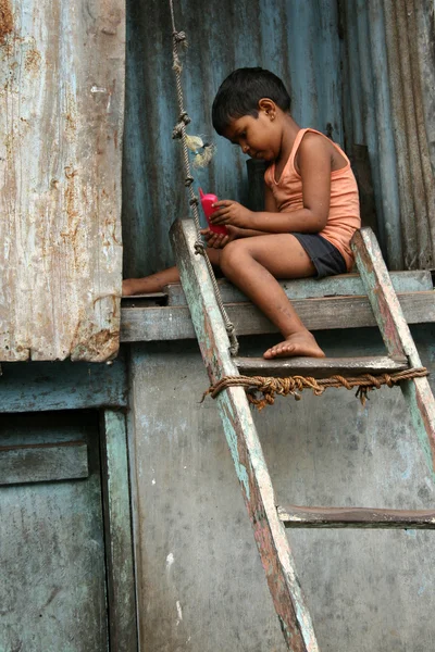 Niño en barrios marginales en Bombaby, Mumbai, India — Foto de Stock