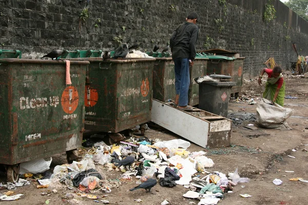 垃圾桶-bombaby、 孟买、 印度的贫民窟 — 图库照片