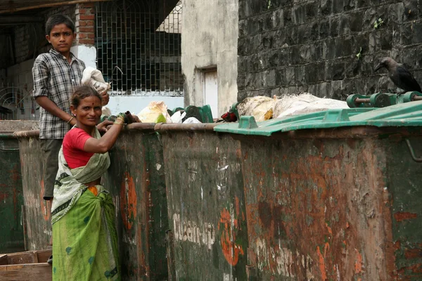 Latas de basura - Barrios en Bombaby, Mumbai, India — Foto de Stock