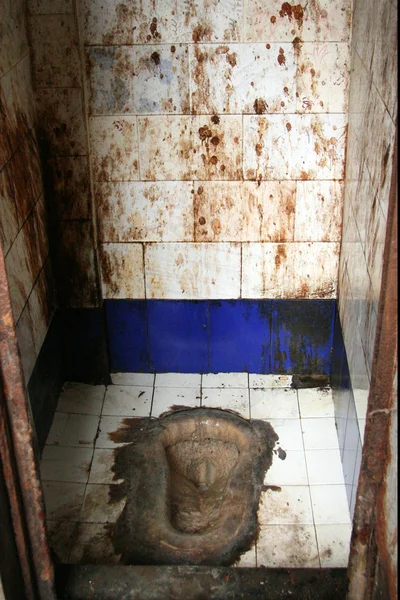 Туалет - Трущобы в Bombaby, Мумбаи, Индия — стоковое фото