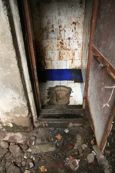厕所-bombaby、 孟买、 印度的贫民窟 — 图库照片