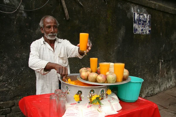 Čerstvý pomerančový džus - slumů v bombaby, mumbai, Indie — Stock fotografie