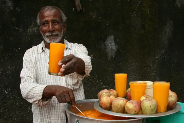 Succo d'arancia fresco - baraccopoli a Bombaby, Mumbai, India — Foto Stock