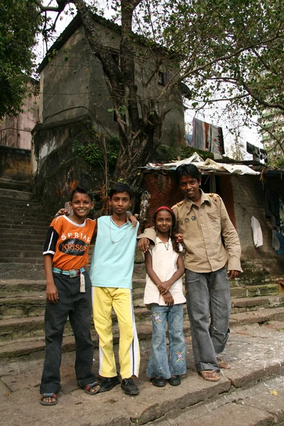 Индийская семья - Банаганга Танк, Мумбаи, Индия — стоковое фото