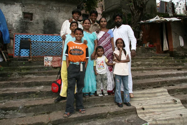 Индийская семья - Банаганга Танк, Мумбаи, Индия — стоковое фото