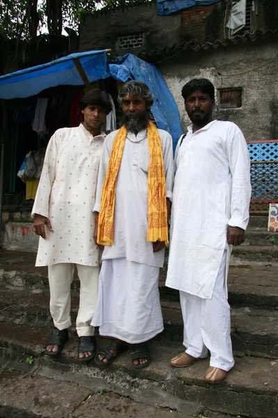 Banaganga タンク、ムンバイ、インドの聖なる男性 — ストック写真