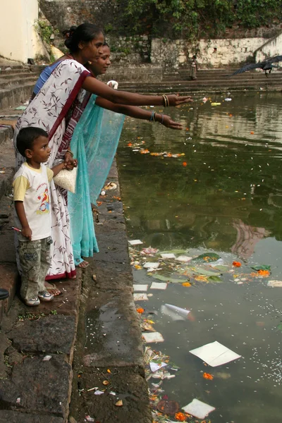 Uctívání - banaganga nádrž, mumbai, Indie — Stock fotografie