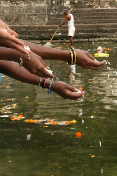 崇拝 - banaganga タンク、ムンバイ、インド — ストック写真