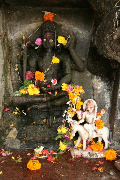 Каменная резьба богов, Мумбаи, Индия — стоковое фото