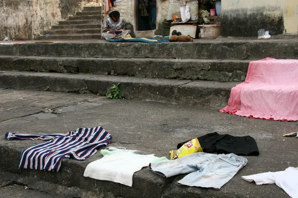Secado de ropa - Tanque Banaganga, Mumbai, India — Foto de Stock