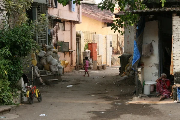 Улица в районе трущоб, Мумбаи, Индия — стоковое фото
