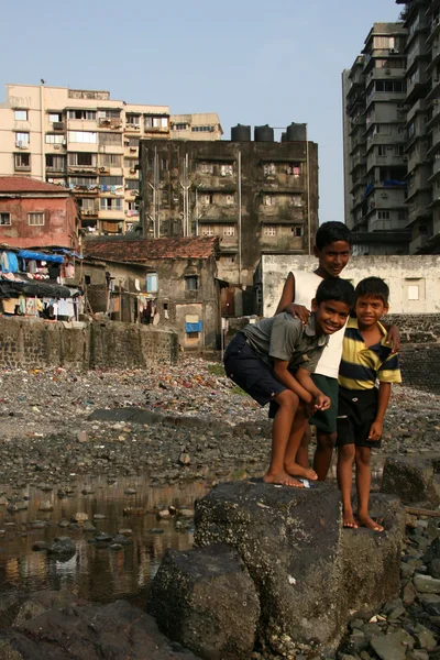 Niños de la calle - Banganga Village, Mumbai, India — Foto de Stock
