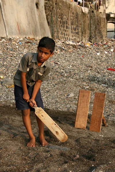 Barn spelar cricket - banganga village, mumbai, Indien — Stockfoto