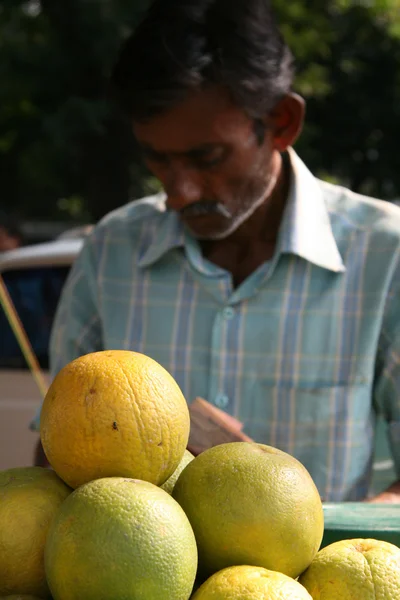 Άνθρωπος που κάνει το φρέσκο χυμό - Καλκούτα, Ινδία — Φωτογραφία Αρχείου