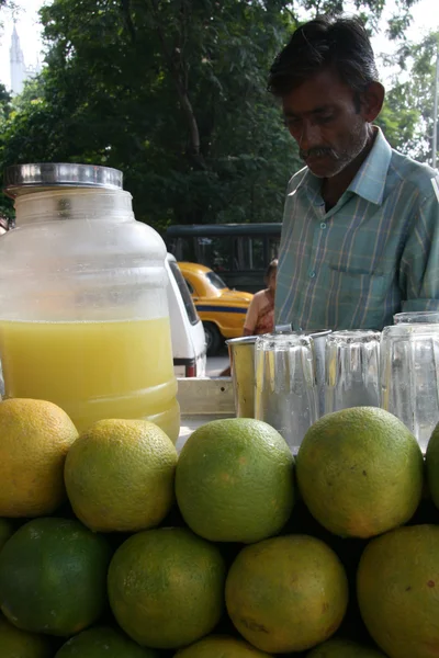 Άνθρωπος που κάνει το φρέσκο χυμό - Καλκούτα, Ινδία — Φωτογραφία Αρχείου