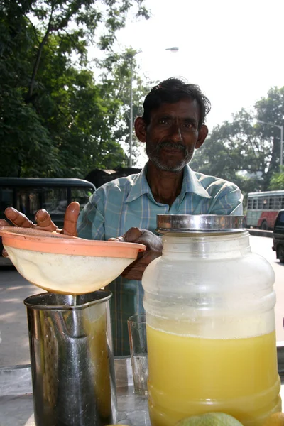 Člověk čerstvý džus - Kalkata, Indie — Stock fotografie
