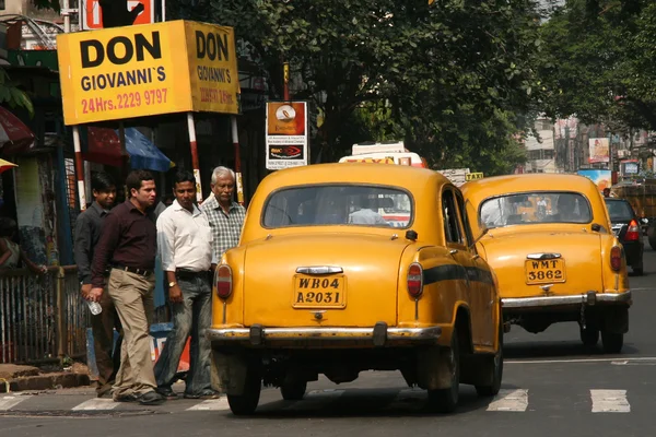 黄色的出租车-公园街、 加尔各答、 印度 — 图库照片