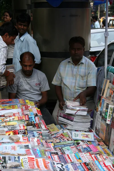 Muži prodej časopisů - park street, Kalkata, Indie — Stock fotografie
