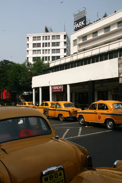 Žluté taxíky - park street, Kalkata, Indie — Stock fotografie
