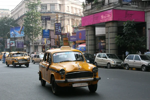 Gelbe Taxis - park street, kolkata, india — Stockfoto