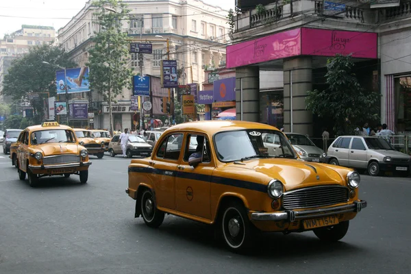 Gelbe Taxis - park street, kolkata, india — Stockfoto