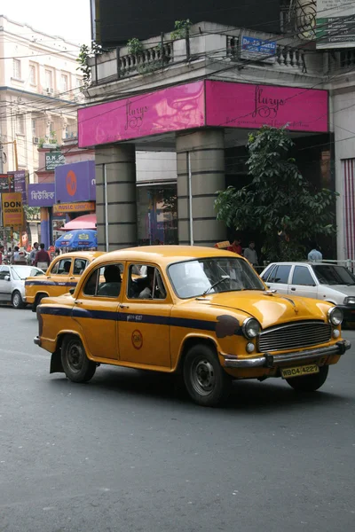 Sarı taksiler - sokak park, Kalküta, Hindistan — Stok fotoğraf