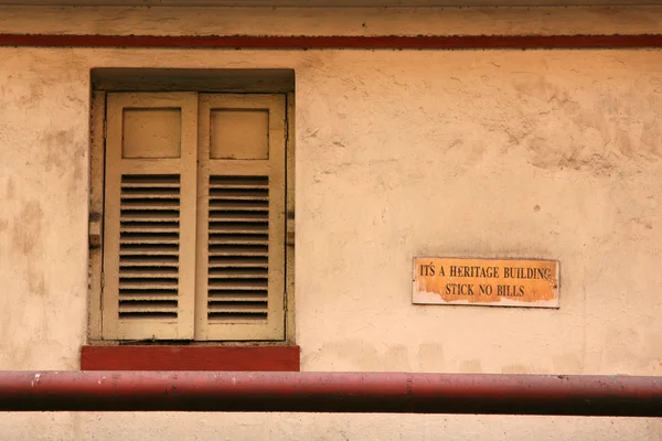 Houten venster luiken - kolkata, india — Stockfoto