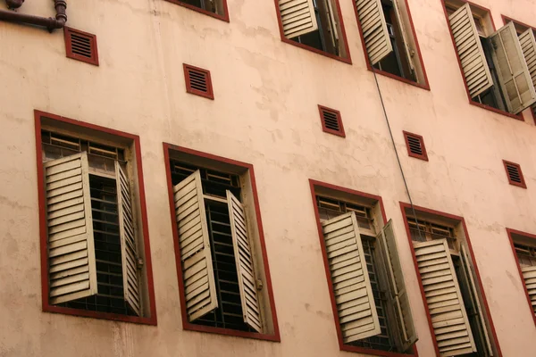 Dřevěné okenice - Kalkata, Indie — Stock fotografie